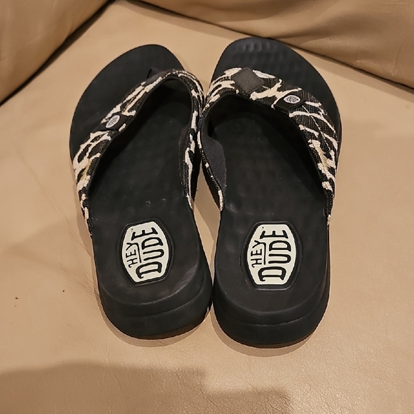 NEW Hey Dude Black and White Animal Print Flip Flops - Picture 3 of 6